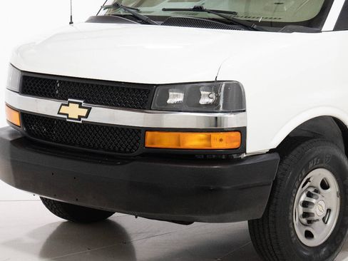 Used 2021 Chevrolet Express 2500 w/ Driver Convenience Package RWD image 9