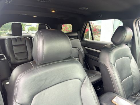 Used 2017 Ford Explorer XLT w/ Equipment Group 202A AWD/4WD image 13