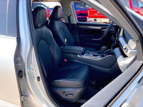 Used 2025 Toyota Highlander Limited AWD/4WD image 9
