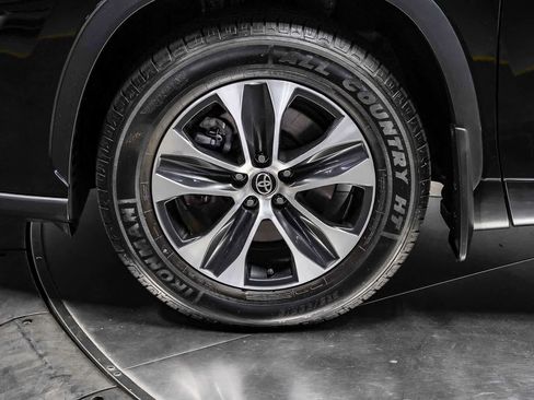 Used 2022 Toyota Highlander XLE FWD image 9