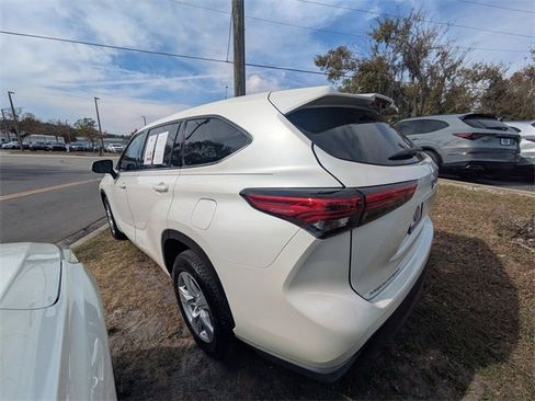 Used 2021 Toyota Highlander LE image 6