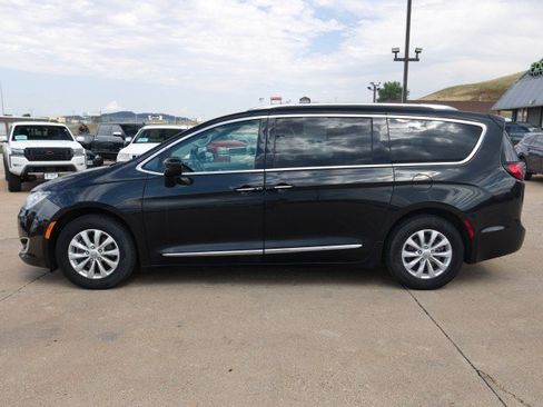Used 2019 Chrysler Pacifica Touring-L FWD image 3