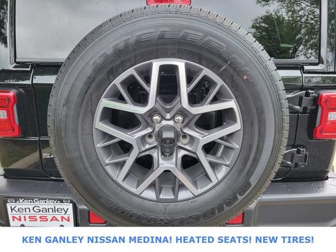 Used 2025 Jeep Wrangler Unlimited Sahara AWD/4WD image 21