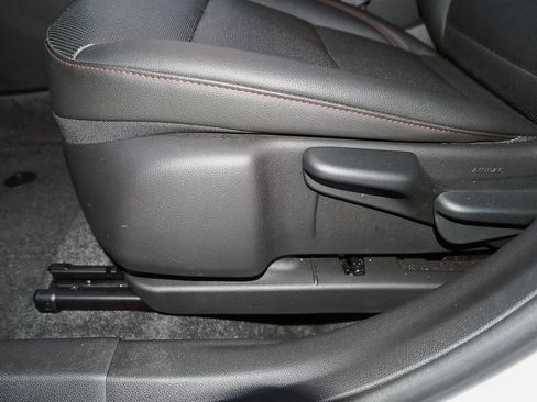 Certified 2025 Chevrolet Trax RS w/ Sunroof Package image 27