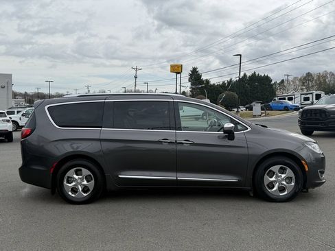 Used 2018 Chrysler Pacifica Limited image 2
