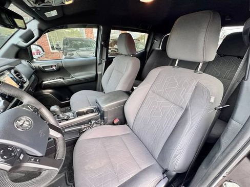 Used 2019 Toyota Tacoma TRD Off-Road AWD/4WD image 8