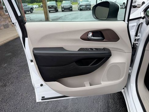 Used 2022 Chrysler Voyager LX FWD image 12