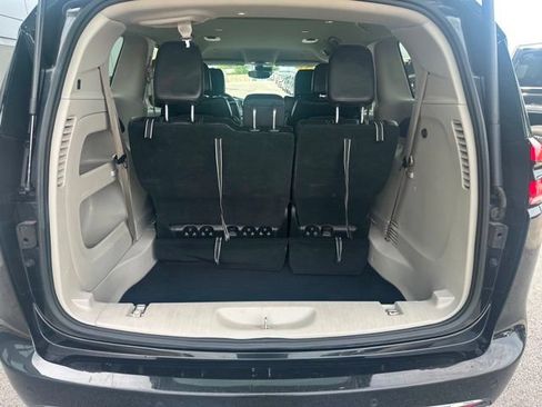 Used 2023 Chrysler Pacifica Touring-L FWD image 9