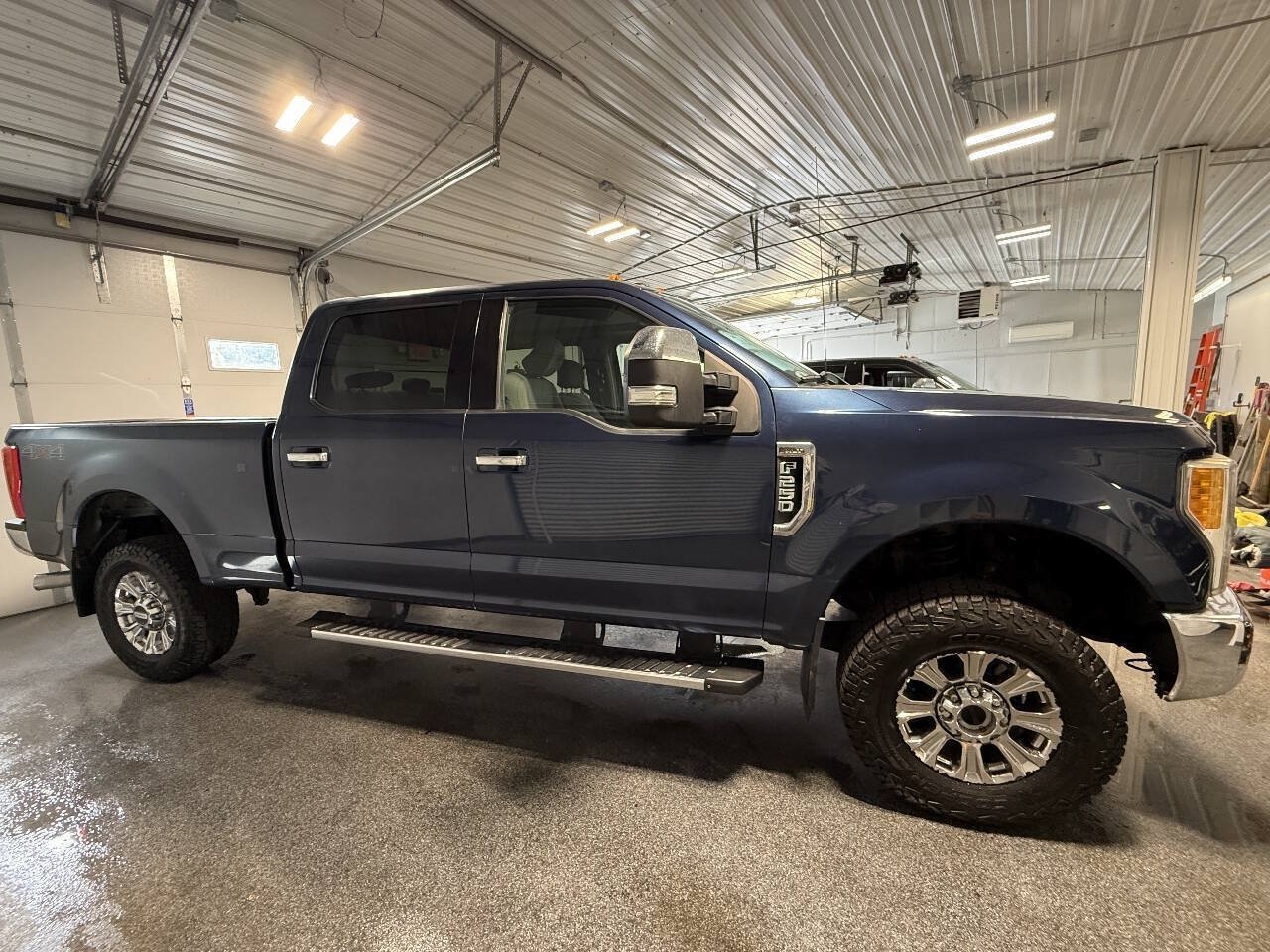 Used 2017 Ford F250 XLT w/ XLT Premium Package AWD/4WD image 4