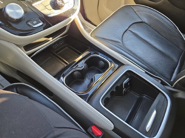 Used 2023 Chrysler Pacifica Limited FWD image 26