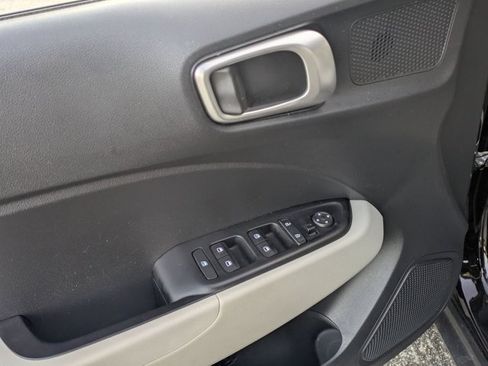 Used 2025 Hyundai Venue SEL image 21