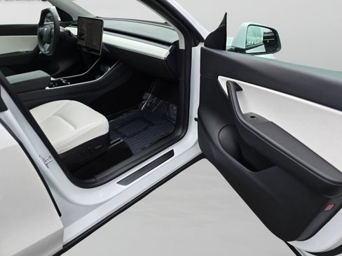 Used 2020 Tesla Model Y Long Range AWD/4WD image 32