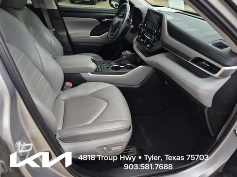 Used 2022 Toyota Highlander XLE FWD image 10