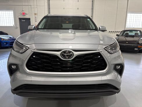 Used 2021 Toyota Highlander XLE AWD/4WD image 2