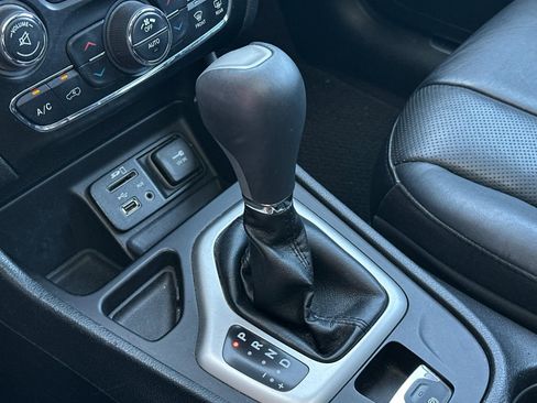 Used 2016 Jeep Cherokee Overland w/ Technology Group image 20