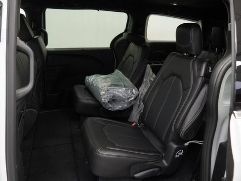 New 2026 Chrysler Pacifica Select FWD image 17
