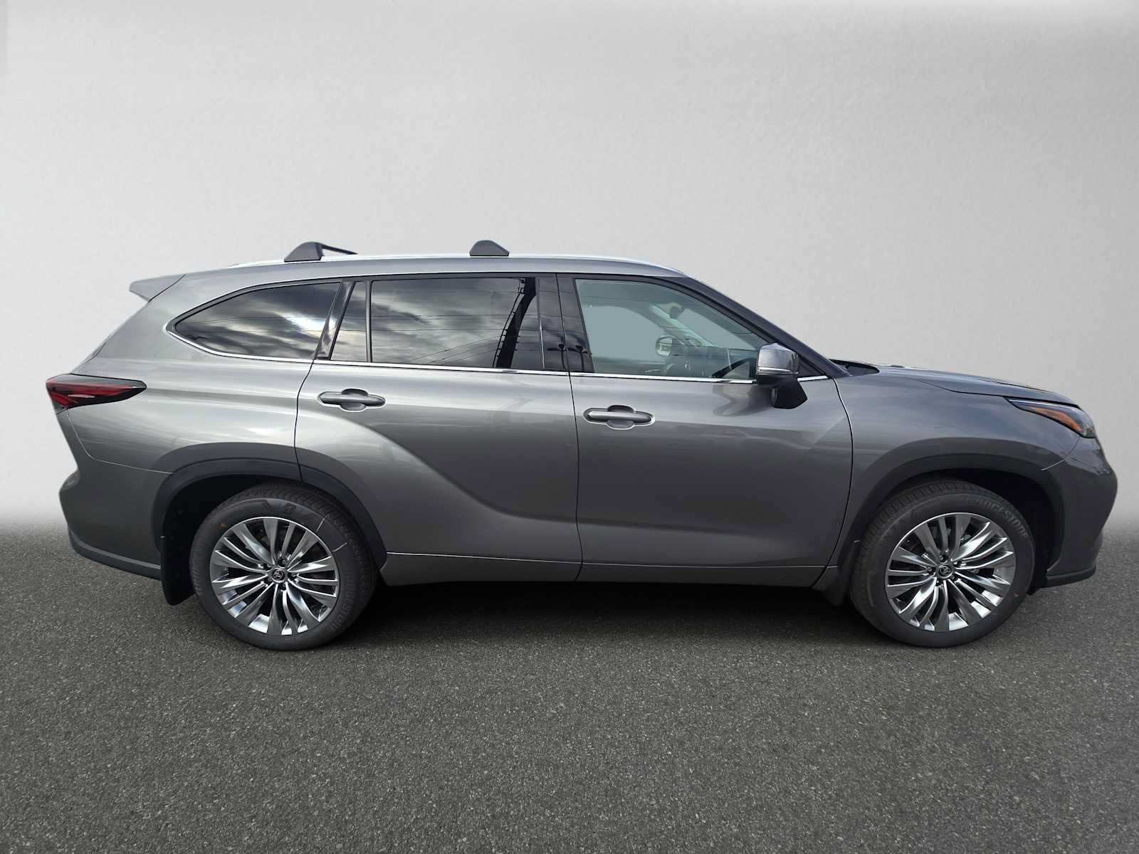New 2026 Toyota Highlander Platinum AWD/4WD image 2
