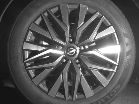 Used 2025 Nissan Altima 2.5 SV FWD image 12