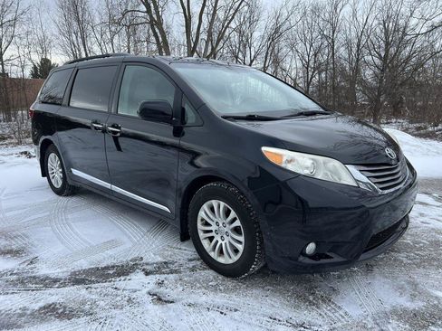 Used 2017 Toyota Sienna XLE w/ XLE Navigation Package image 2