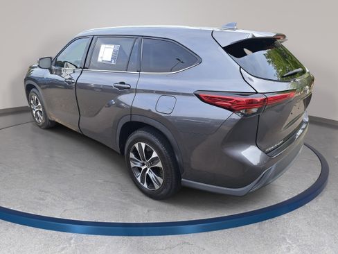 Used 2021 Toyota Highlander XLE FWD image 7