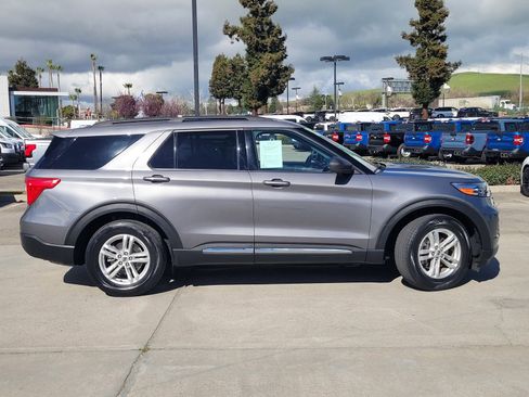 Used 2022 Ford Explorer XLT image 3