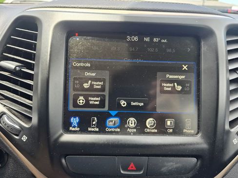 Used 2017 Jeep Cherokee Latitude w/ Cold Weather Group AWD/4WD image 19