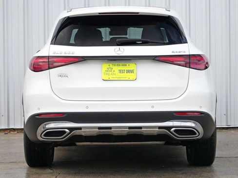Used 2025 Mercedes-Benz GLC 300 4MATIC image 11