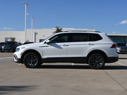 Used 2023 Volkswagen Tiguan SE w/ Panoramic Sunroof Package FWD image 6