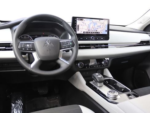 Used 2025 Mitsubishi Outlander SE AWD/4WD image 3
