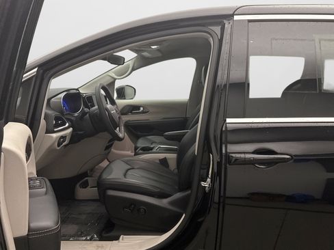 Used 2024 Chrysler Pacifica Touring-L FWD image 8