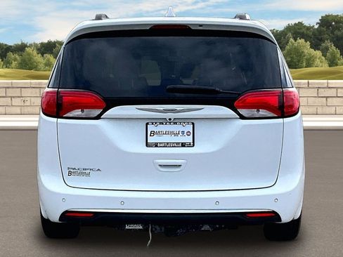 Used 2017 Chrysler Pacifica Touring-L Plus FWD image 4