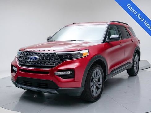 Used 2024 Ford Explorer XLT w/ Equipment Group 202A AWD/4WD image 3