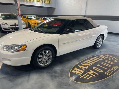 Used 2006 Chrysler Sebring Limited w/ Luxury Group FWD image 2