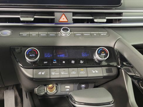 New 2025 Hyundai Elantra Limited image 16