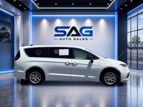 Used 2024 Chrysler Pacifica Touring-L FWD image 3