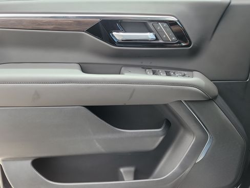 Used 2026 Chevrolet Suburban LT RWD image 25
