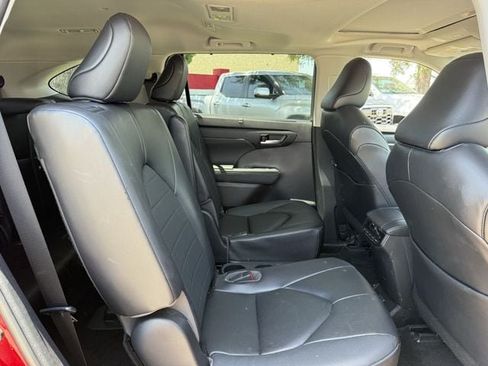 Used 2023 Toyota Highlander XLE FWD image 34