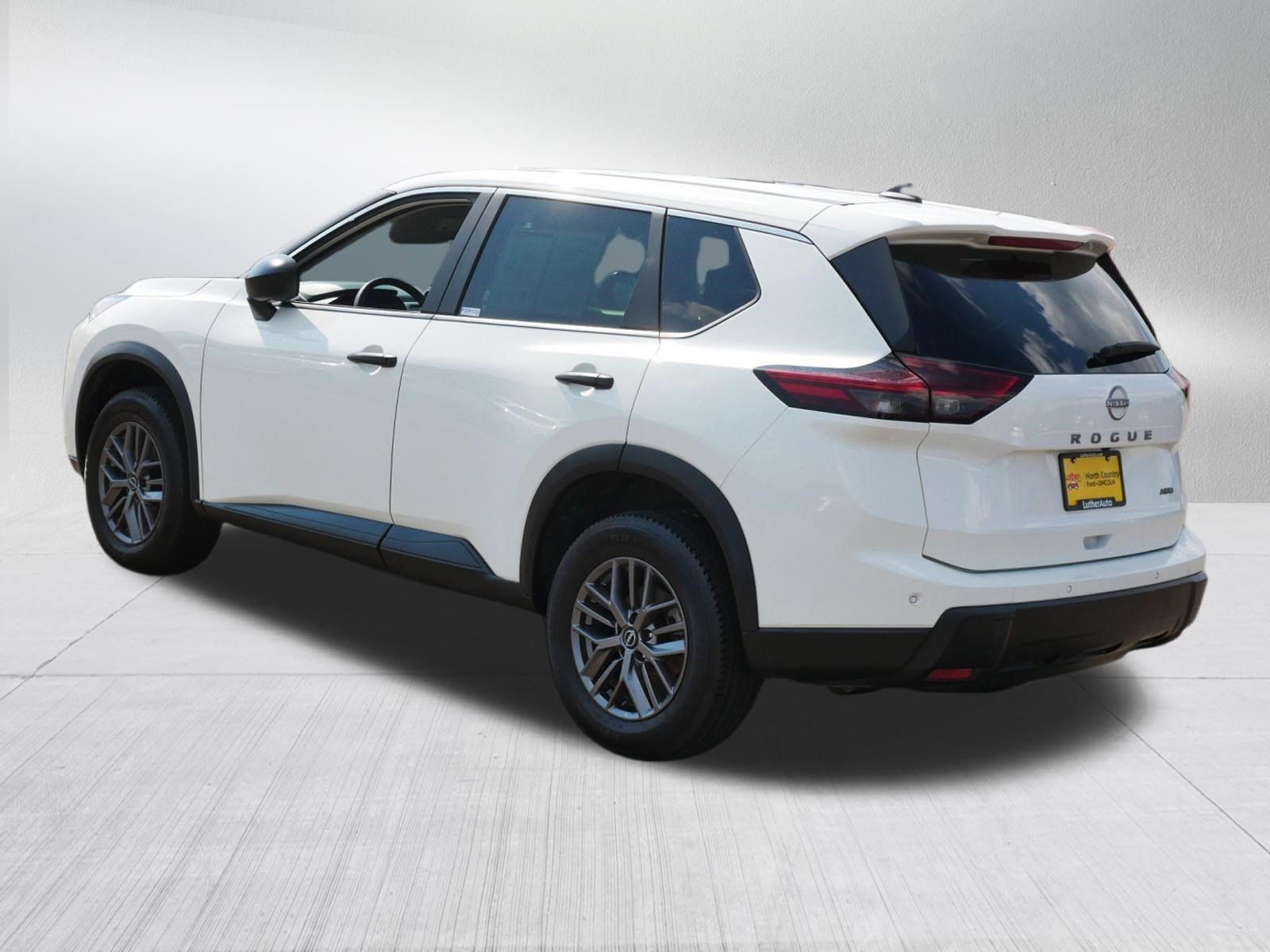 Used 2024 Nissan Rogue S AWD/4WD image 5