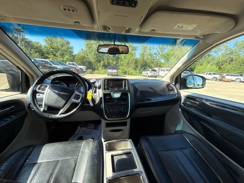 Used 2015 Chrysler Town & Country Touring FWD image 23