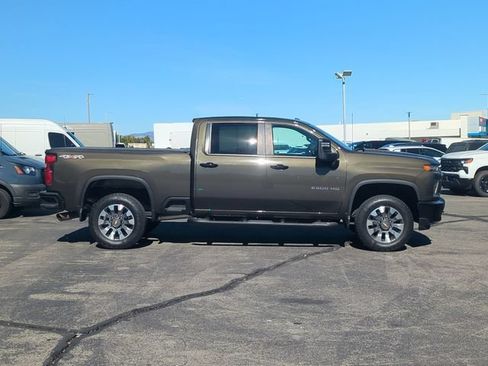 Used 2022 Chevrolet Silverado 2500 Custom w/ Custom Value Package AWD/4WD image 9