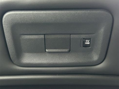 Used 2024 Land Rover Discovery Dynamic SE image 24