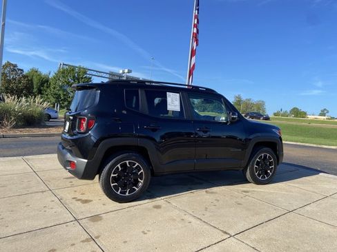 Used 2023 Jeep Renegade Latitude AWD/4WD image 12