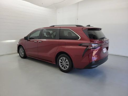 Used 2024 Toyota Sienna XLE FWD image 7