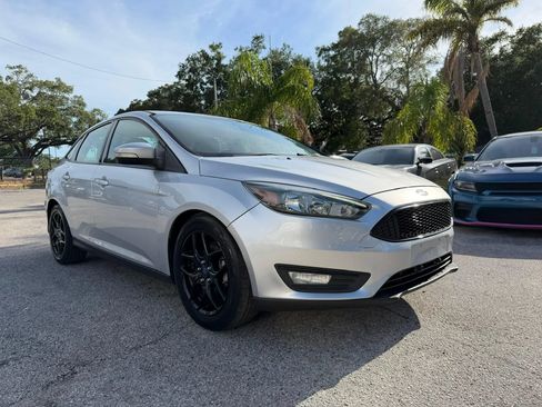 Used 2016 Ford Focus SE w/ Equipment Group 201A FWD image 4