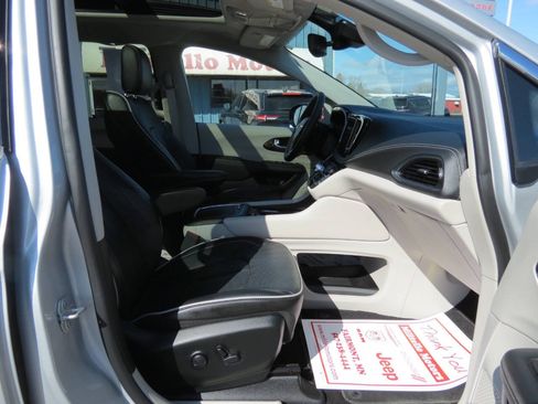 Used 2024 Chrysler Pacifica Limited w/ Trailer Tow Group FWD image 14