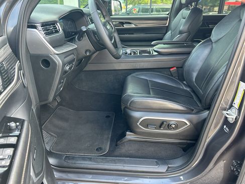 Used 2024 Jeep Wagoneer L Series II image 12