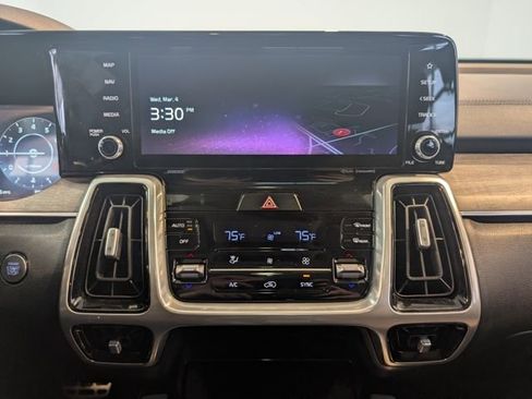 Used 2023 Kia Sorento SX Prestige image 19