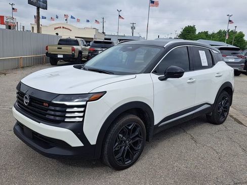 Used 2025 Nissan Kicks SR image 9