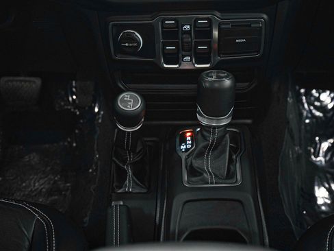Used 2020 Jeep Wrangler Unlimited Sahara AWD/4WD image 18