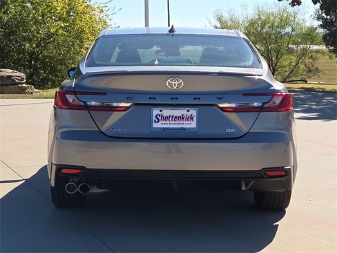 Used 2025 Toyota Camry SE image 7